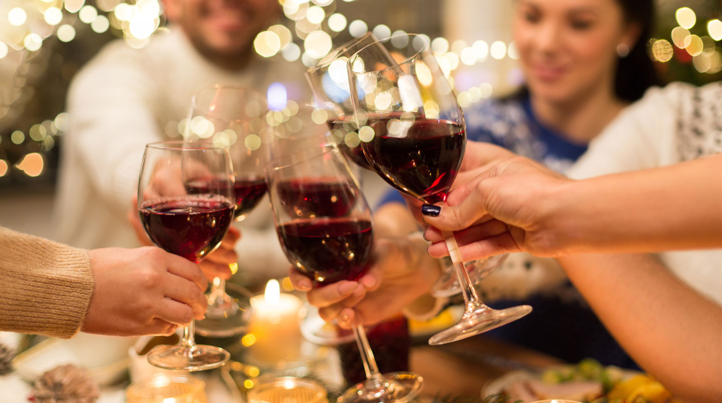 Un responsable RH discutant avec un courtier en assurance par téléphone pour couvrir une soirée d'entreprise avec alcool