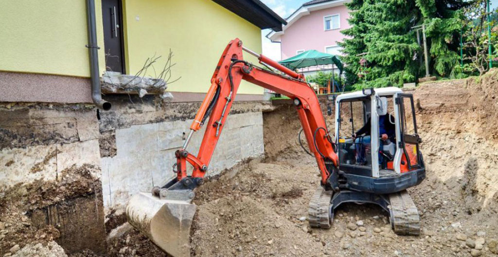 Schéma technique en coupe comparant fondations résidentielles avant et après travaux sous-œuvre : gain de hauteur de 1,90 m à 2,30 m grâce à excavation et micropieux