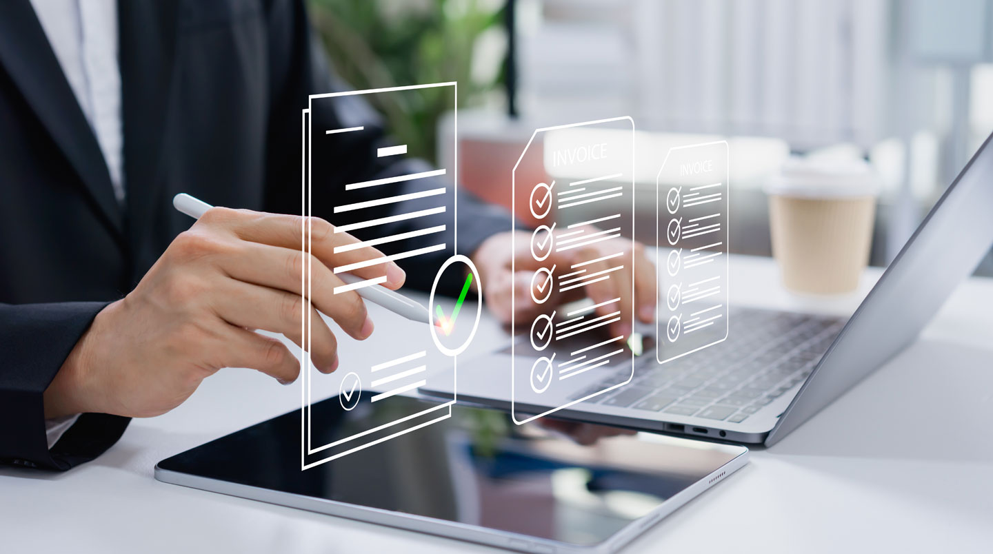 Séance de formation interne dans une PME avec responsable comptable présentant les nouveaux circuits de validation de facturation électronique à l'équipe